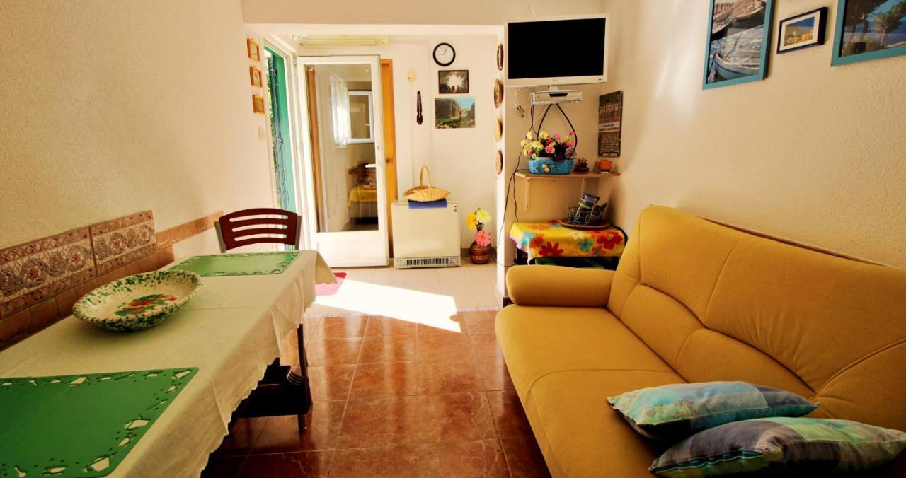 Seaside Apartment Omiš Buitenkant foto